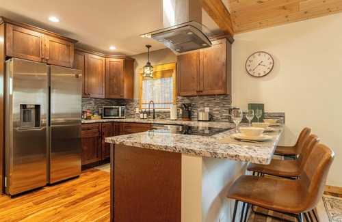 Paradise Estates Cabine | King Bed- Covered Outdoor Firepit- EV charger- 5 mi to MRNP- Private Hot Tu