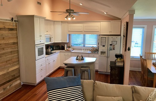 Cedar Point Cottage | Détendez-vous au bord de la rivière au Cottage à Cedar Point - Kayaker's Dream!