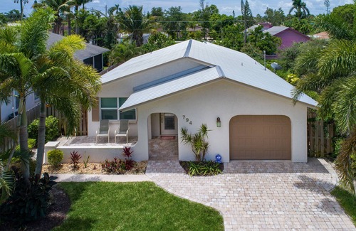 Naples Park Maison | Nouvelle piscine chauffée plein sud, tous les nouveaux meubles, à pied ou à vélo à la plage