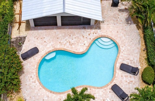 Naples Park Maison | Nouvelle piscine chauffée plein sud, tous les nouveaux meubles, à pied ou à vélo à la plage