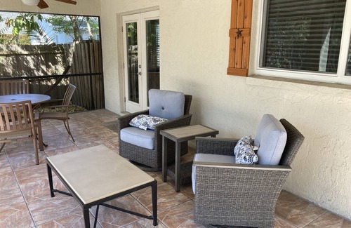Naples Park Maison | Nouvelle piscine chauffée plein sud, tous les nouveaux meubles, à pied ou à vélo à la plage