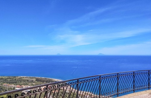 Caronia Maison | Relax by the sea and enjoy your holiday in an inviting holiday home.