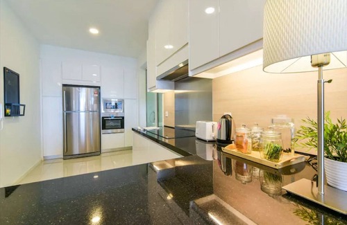 Bunga Paya Pantai Copropriété | Détendez-vous et détendez-vous dans notre nouvel appartement chic de 3 chambres en étage élevé avec une vue imprenable