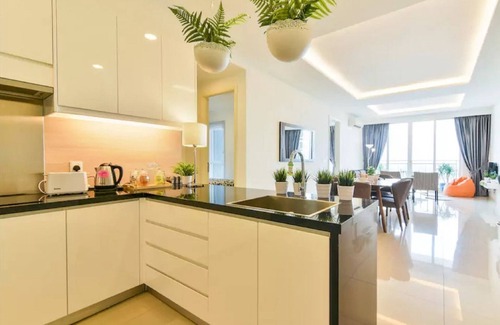 Bunga Paya Pantai Copropriété | Détendez-vous et détendez-vous dans notre nouvel appartement chic de 3 chambres en étage élevé avec une vue imprenable