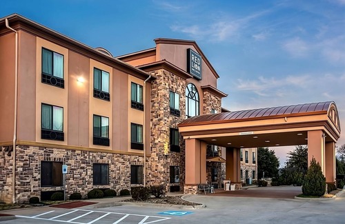 Mineral Wells Maison | Relax & Explore with Gym, Outdoor Pool, and Nature Just Steps Away
