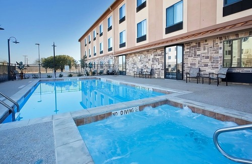 Mineral Wells Maison | Relax & Explore with Gym, Outdoor Pool, and Nature Just Steps Away