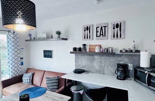 Middletown Appartement | Relax in charming studio centrally located with Private patio with Hot tub