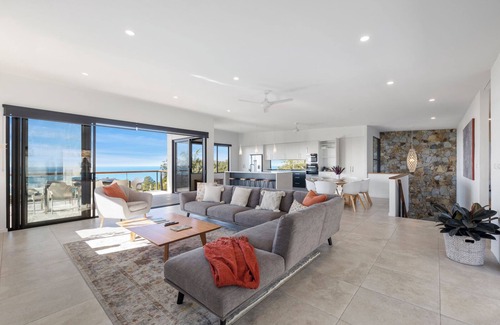 Korora Maison | Stunning ocean views, plunge pool, gas log fireplace, WIFI