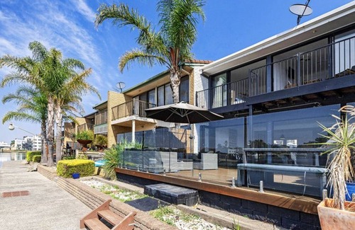 Patterson Lakes Villa | Détendez-vous confortablement au bord de l'eau avec toute la maison pour vous.