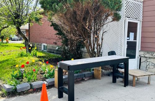 Old East York Maison | Relax in East York Space Share