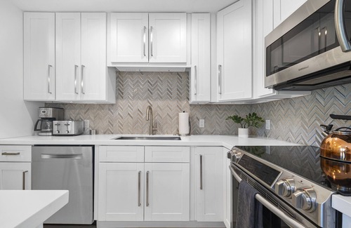 South Corals Maison | Relax in Luxury - 3 Bed, 2 Bath Oasis with Pool