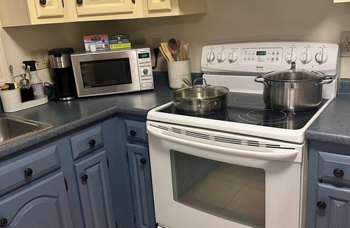 Hudson Copropriété | Welcome to our condo equipped with AC, WiFi, and water access!