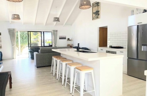Te Ngaire Maison | Relax in Paradise! Walk to the beach