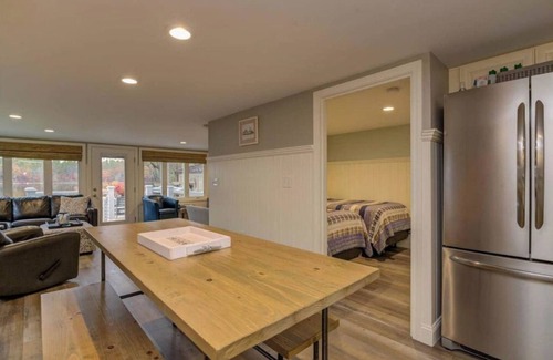 Raymond Maison | Relax in Raymond's lakefront 2-bedroom vacation home, just steps to Sebago Lake