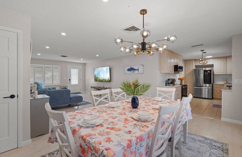 Gulf Gate Estates Maison | Relax in style at Coral Breeze! Your private Sarasota escape | Heated pool | Sunroom | Dog-friendly