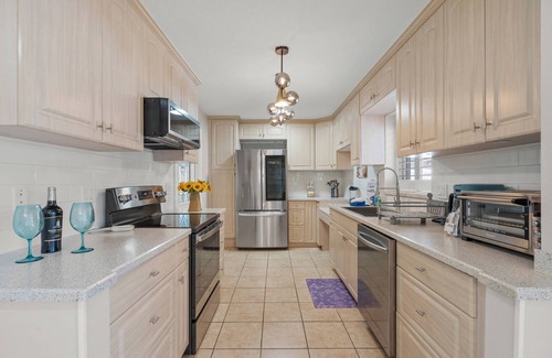 Gulf Gate Estates Maison | Relax in style at Coral Breeze! Your private Sarasota escape | Heated pool | Sunroom | Dog-friendly
