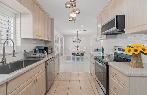 Gulf Gate Estates Maison | Relax in style at Coral Breeze! Your private Sarasota escape | Heated pool | Sunroom | Dog-friendly