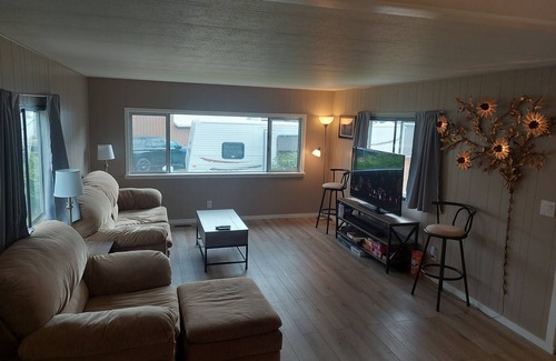 Sunland Estates Maison | Relax in Sunland, just minutes away to The Gorge & Cave B Winery!!