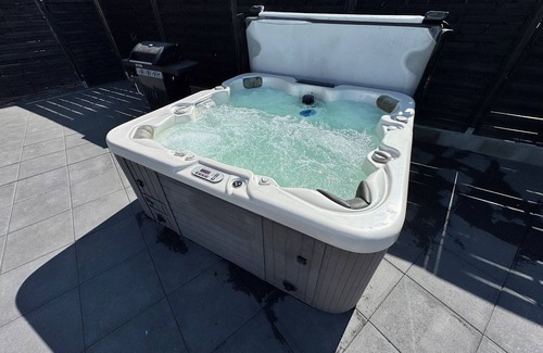 Neuborger Maison | Relax in the pool, whirlpool, sauna or wood-fired hot tub.