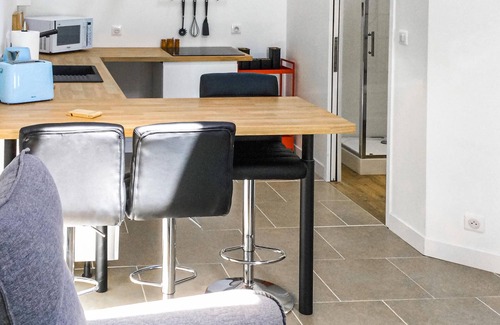 Loge-Fougereuse Maison | Relax in this quiet and comfortable studio.