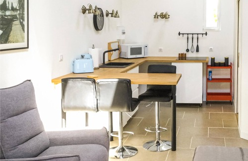 Loge-Fougereuse Maison | Relax in this quiet and comfortable studio.