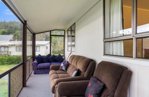 Lake Okataina Maison | Relax Lakeside - Lake Rotoiti Bach