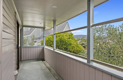 Kapiti Coast Maison | Relax on Queens - Waikanae Beach Holiday Home