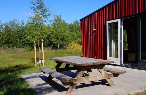 Gasselte Maison | Relax on the lovely lounge sofas with panoramic views of the nature garden? Or a week of quiet (tele)work, while walking straight into the woods for a lunch walk during your break?