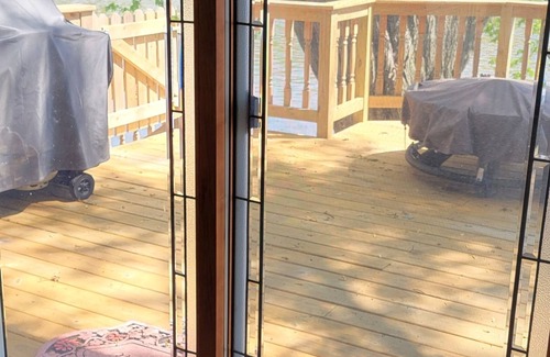 Lynn Center Cabine | Relax on the Rock River, book our cozy 1-bedroom cabin