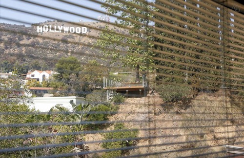 Hollywoodland Maison | Détendez-vous sur la terrasse spacieuse et profitez du panneau Hollywood et des vues sur le canyon luxuriant