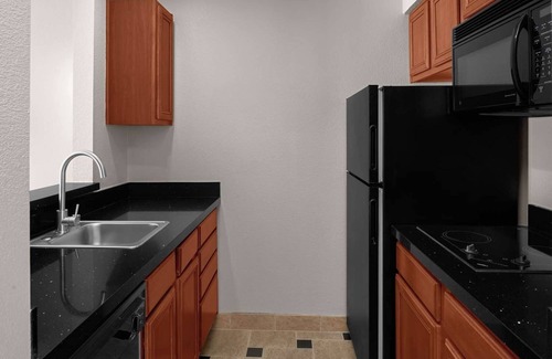 Downtown Hôtel | Relax & Recharge – Fully Equipped Suites with Full Kitchen, Near Silicon Valley!