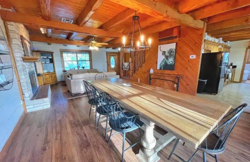 Utopia Cabine | Holiday Magic Close to Lost Maples and Garner State Parks