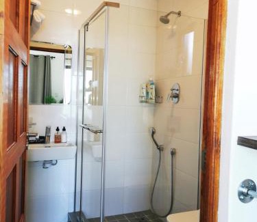 Glencairn Appartement | Relax,Revive,Reset & enjoy the sounds of the sea!