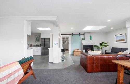 Richmond Heights Maison | Base: 4 Extra: $40 56 Saint James Street