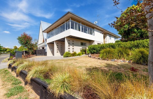Richmond Heights Maison | Base: 4 Extra: $40 56 Saint James Street