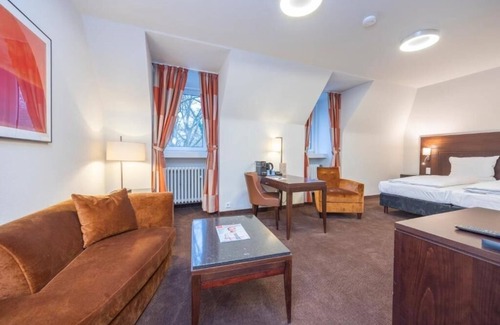Heiligenhaus Appartement | Relax Unit Near Kettwiger Stadtwald With Bistro Dining And Pet Friendly Parking