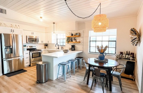 Cutthroat Harbor Estates Maison | Relax, Unwind & Reconnect at This Waterfront Getaway