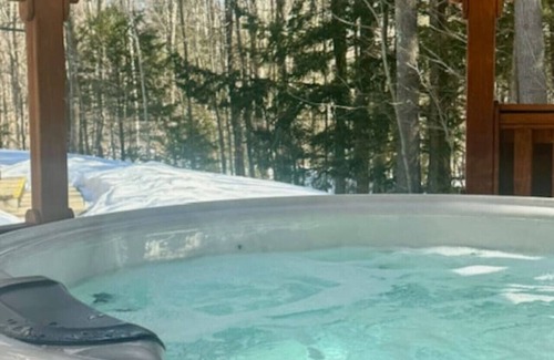 Francestown Maison | Relax & Unwind | Rural NH Getaway w/ Hot Tub