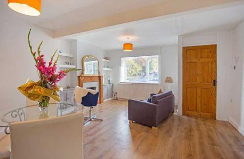 Marlborough Maison | Relax with the whole family at the cosy cottage - Business rates available please enquire