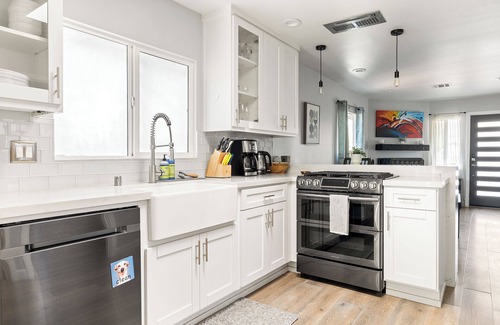 San Fernando Maison | Relaxation at its finest! Modern cozy home with WiFi and AC in San Fernando