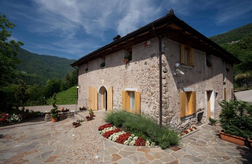Segonzano Villa | Détendez-vous dans la nature dans toute la Villa avec piscine entourée de vignes