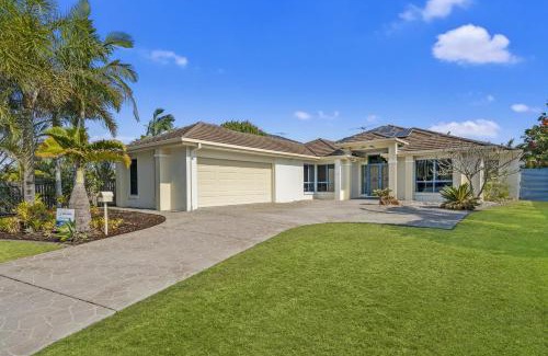 Banksia Beach Maison | Relaxation & Space in a Canal Home