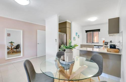 Cairns North Appartement | Relaxed Coastal Charm - A Stylish Resort-style Haven