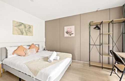 Pymble Maison | Relaxed Queen Room - Serene Spot at Pymble - Shared Bathroom