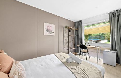 Pymble Maison | Relaxed Queen Room - Serene Spot at Pymble - Shared Bathroom