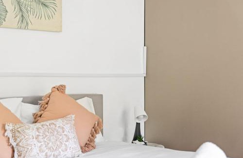Pymble Maison | Relaxed Queen Room - Serene Spot at Pymble - Shared Bathroom