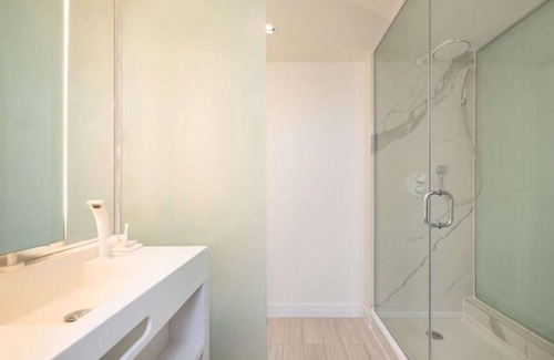 Nassau Hôtel | Relaxed Retreat | Room with Balcony! Pool, Onsite Dining & Bar, Pets Allowed!