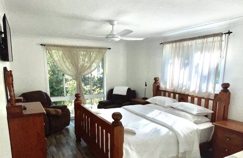 Mooball Maison | Relaxed Rustic style Country home, bush fire pit, 10 min from Pottsville beach