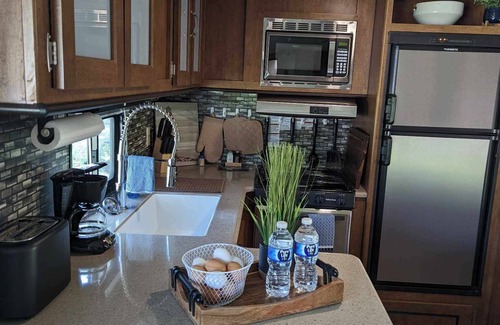 Severn Maison | Relaxing 1 bedroom 2019 Camper beside the Seven River