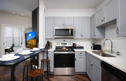 Near East Side Appartement | Relaxing 1BR w/ Pool&Parkng, Near Rvrwlk&Conv Ctr
